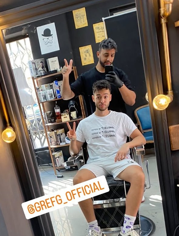 TheGrefg sentado en el sillón de The Bearded, con Yassine de pie detrás