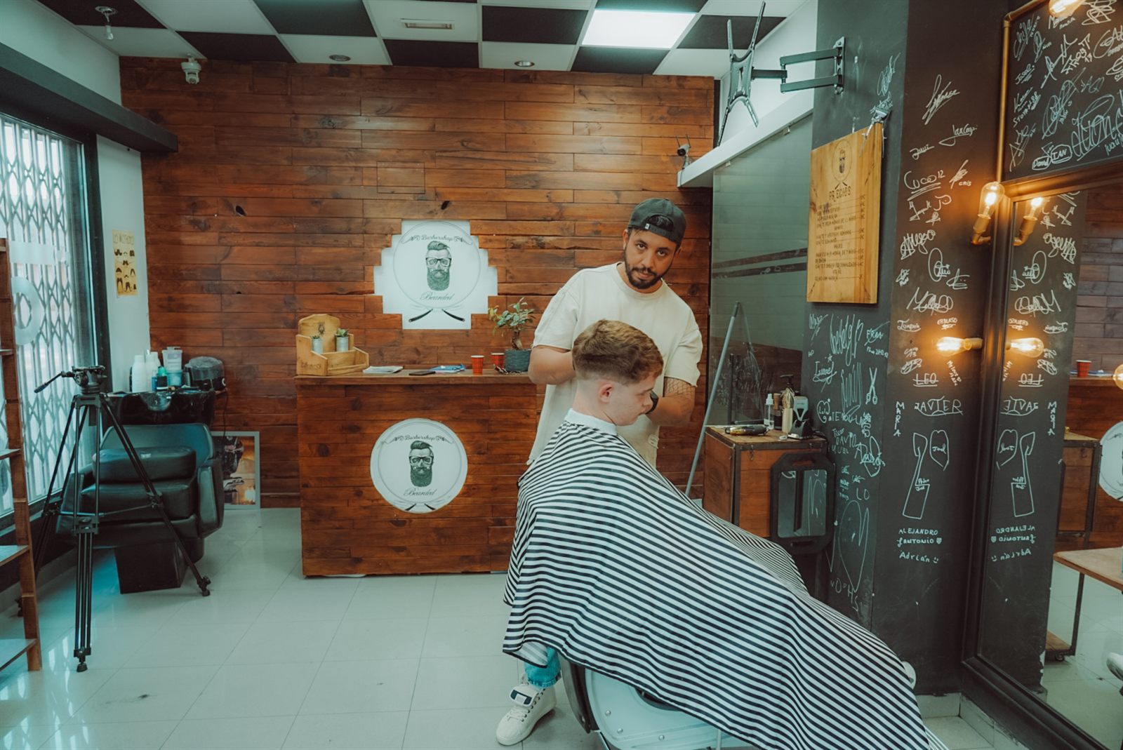 Yassine, barbero de The Bearded, rematando un corte en el local de Alhama de Murcia